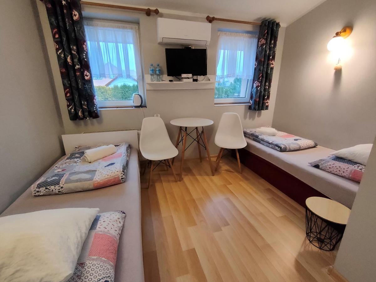 Bed and Breakfast Stajnia Pod Debem Стараховице Экстерьер фото