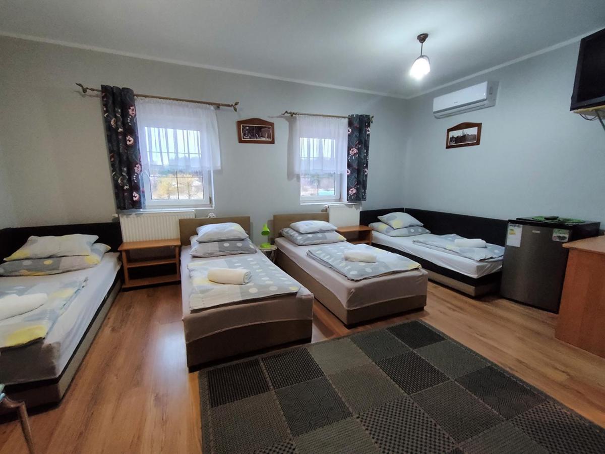 Bed and Breakfast Stajnia Pod Debem Стараховице Экстерьер фото