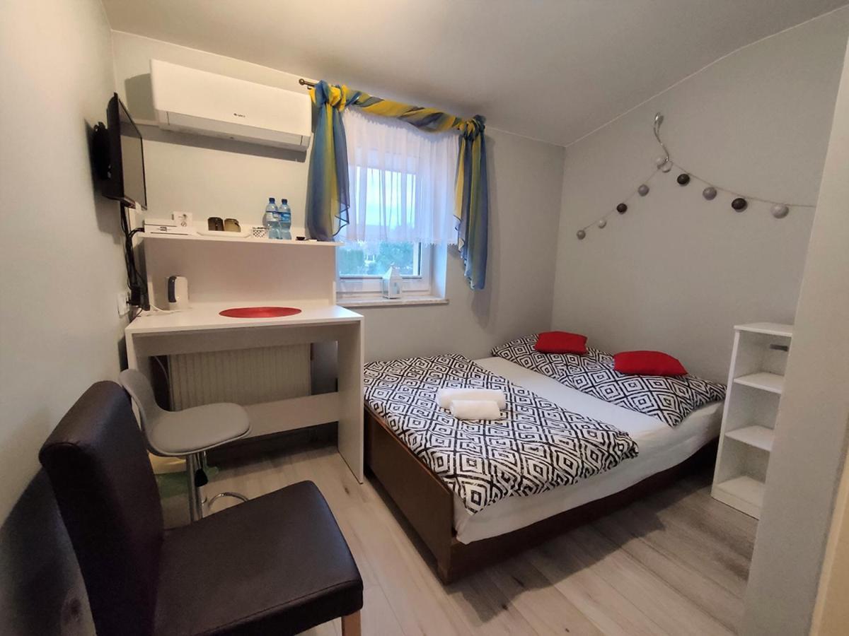Bed and Breakfast Stajnia Pod Debem Стараховице Экстерьер фото
