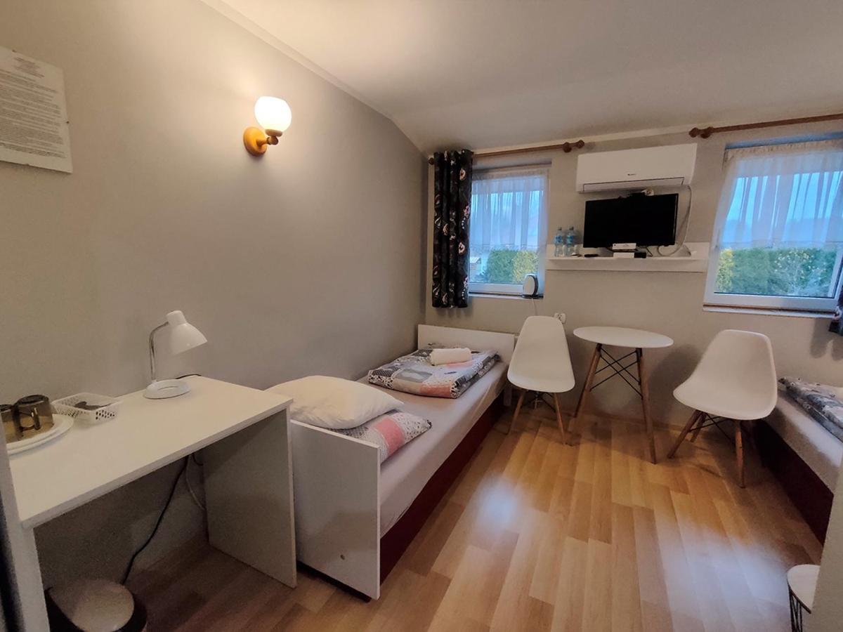 Bed and Breakfast Stajnia Pod Debem Стараховице Экстерьер фото