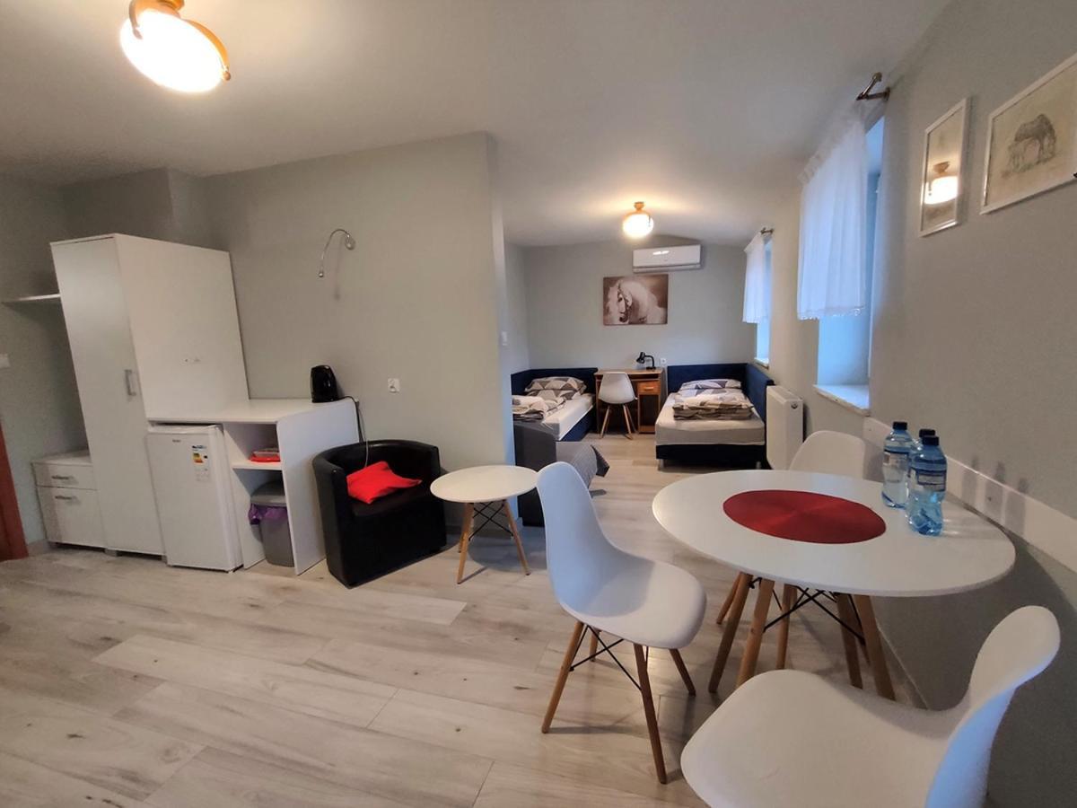 Bed and Breakfast Stajnia Pod Debem Стараховице Экстерьер фото
