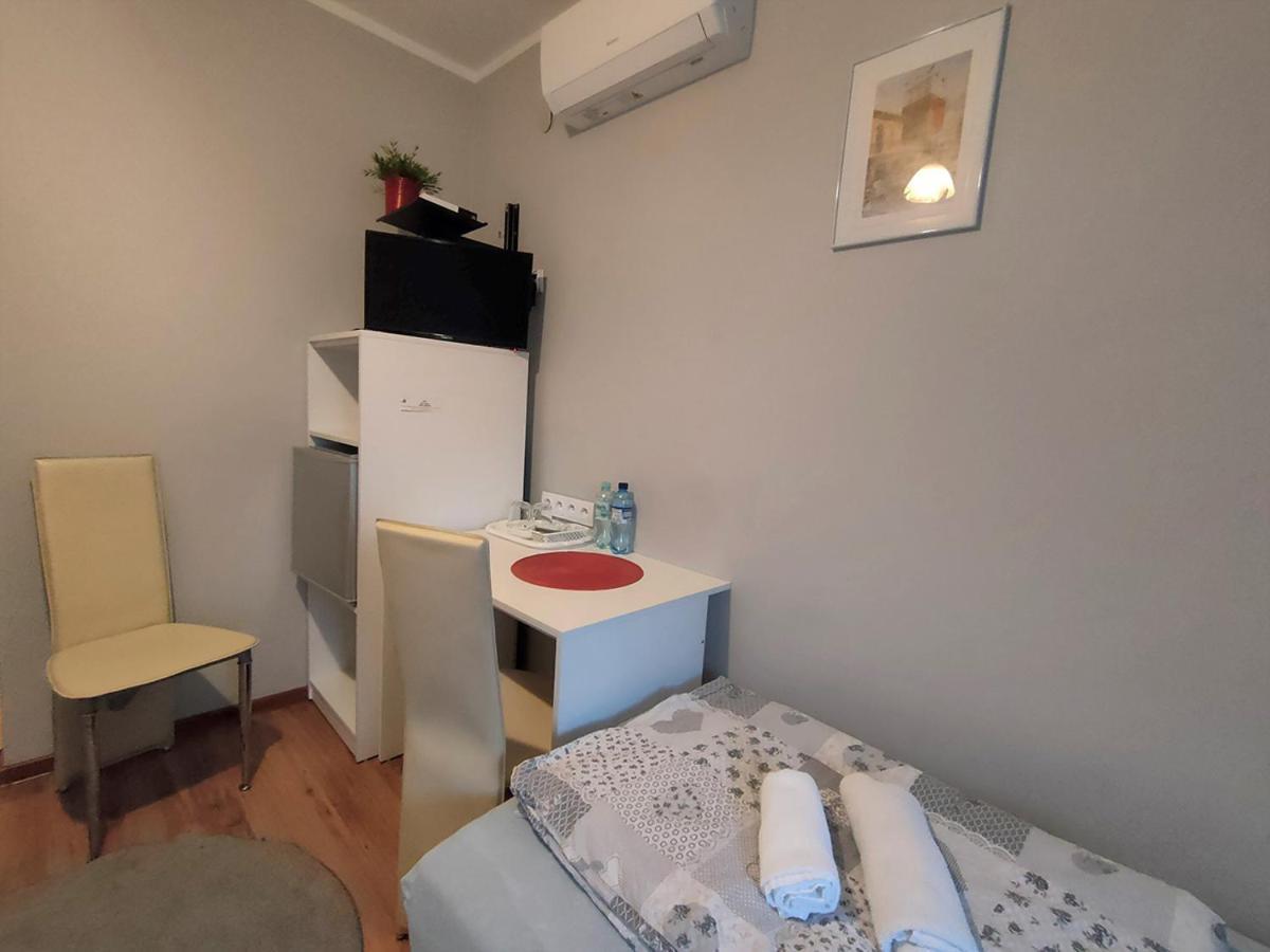 Bed and Breakfast Stajnia Pod Debem Стараховице Экстерьер фото