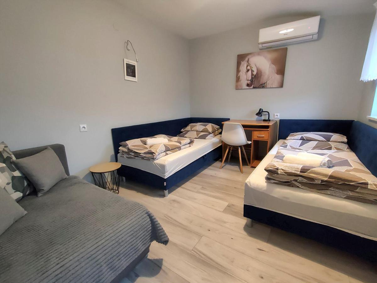 Bed and Breakfast Stajnia Pod Debem Стараховице Экстерьер фото