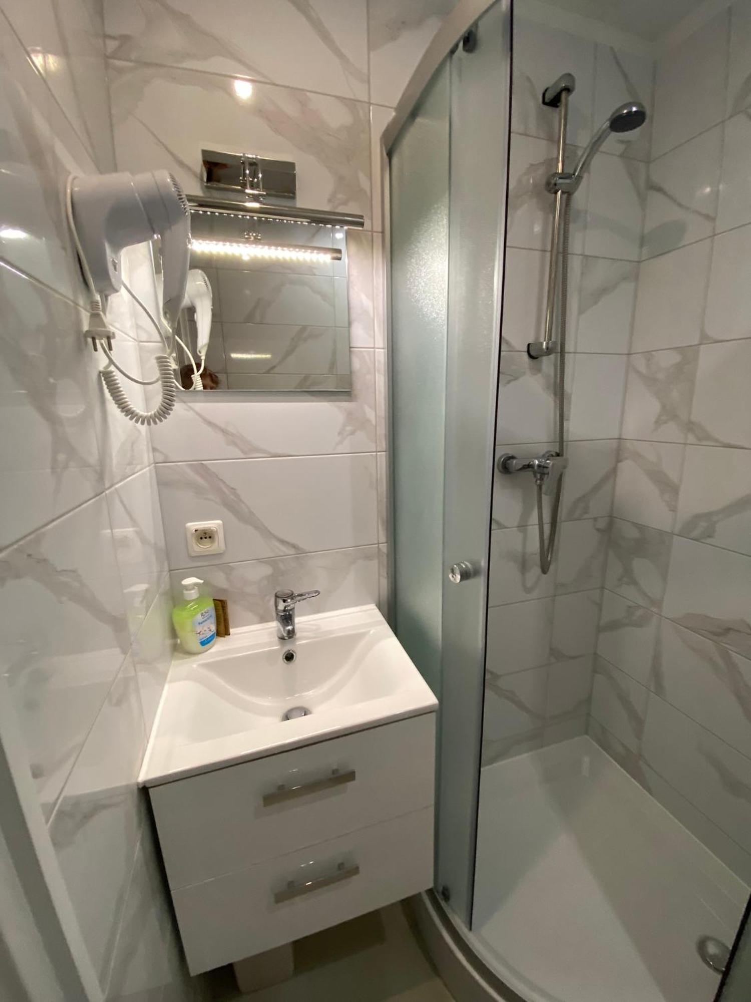 Bed and Breakfast Stajnia Pod Debem Стараховице Экстерьер фото